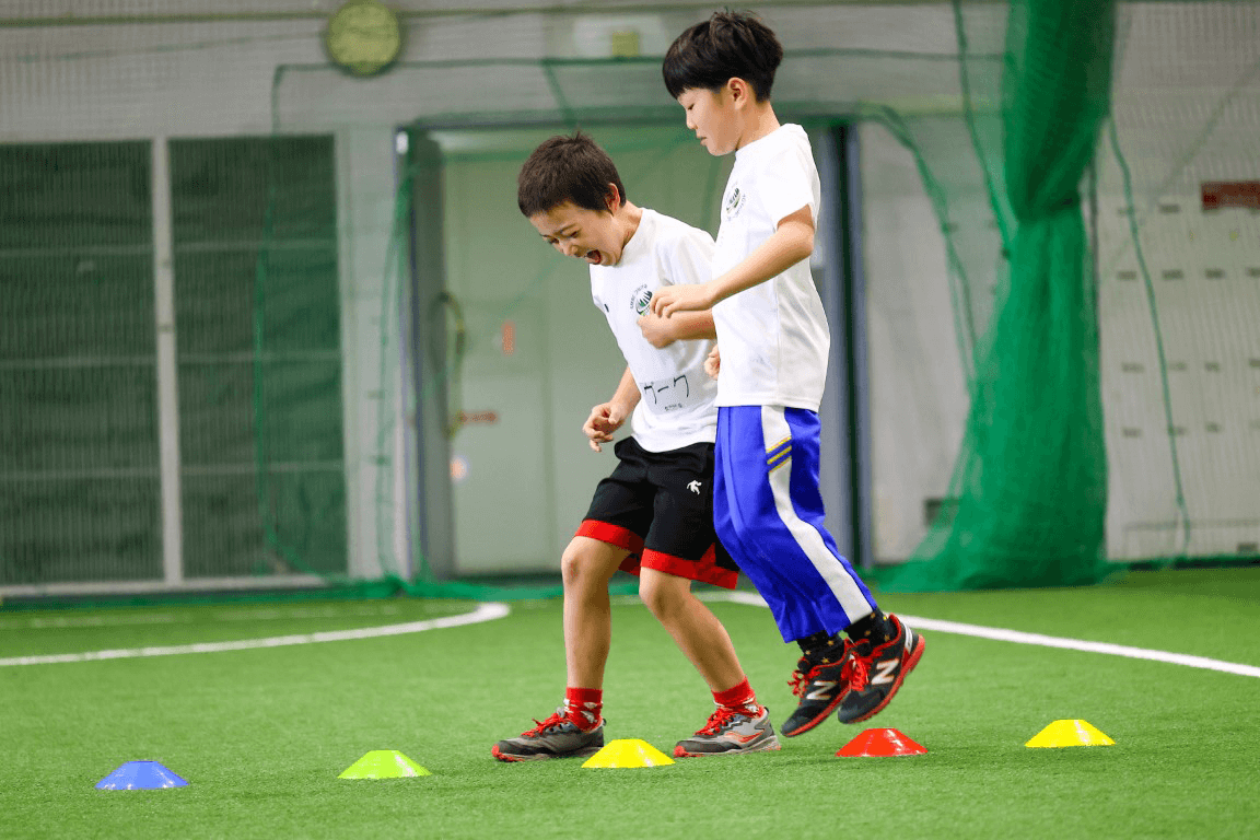 イベントでラグビーを楽しむ子どもの画像