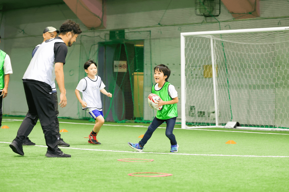 イベントでラグビーを楽しむ子どもの画像
