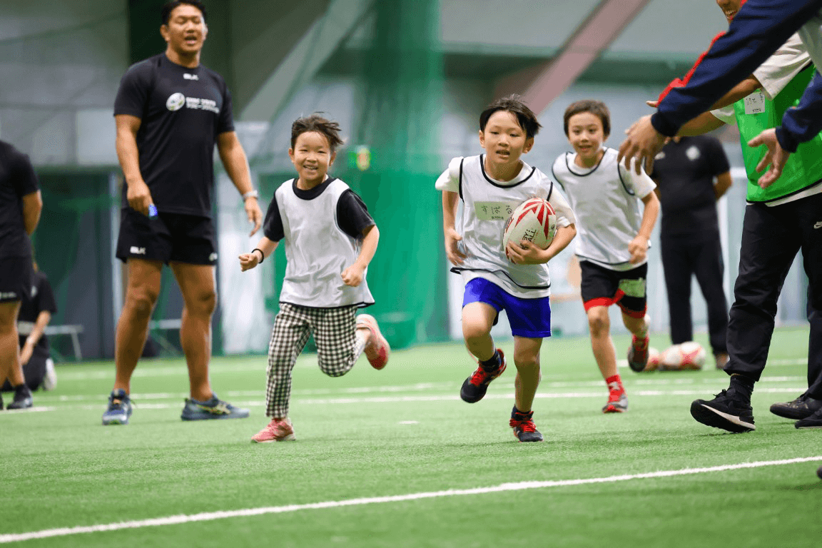 イベントでラグビーを楽しむ子どもの画像